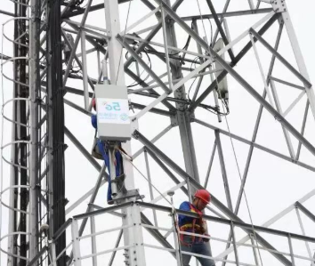 抓繩器在5G天饋設備吊裝中起到了防墜落效果